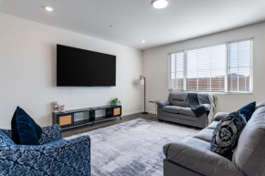 Modern 4BR Retreat, Big TVs & BBQ, Near i99